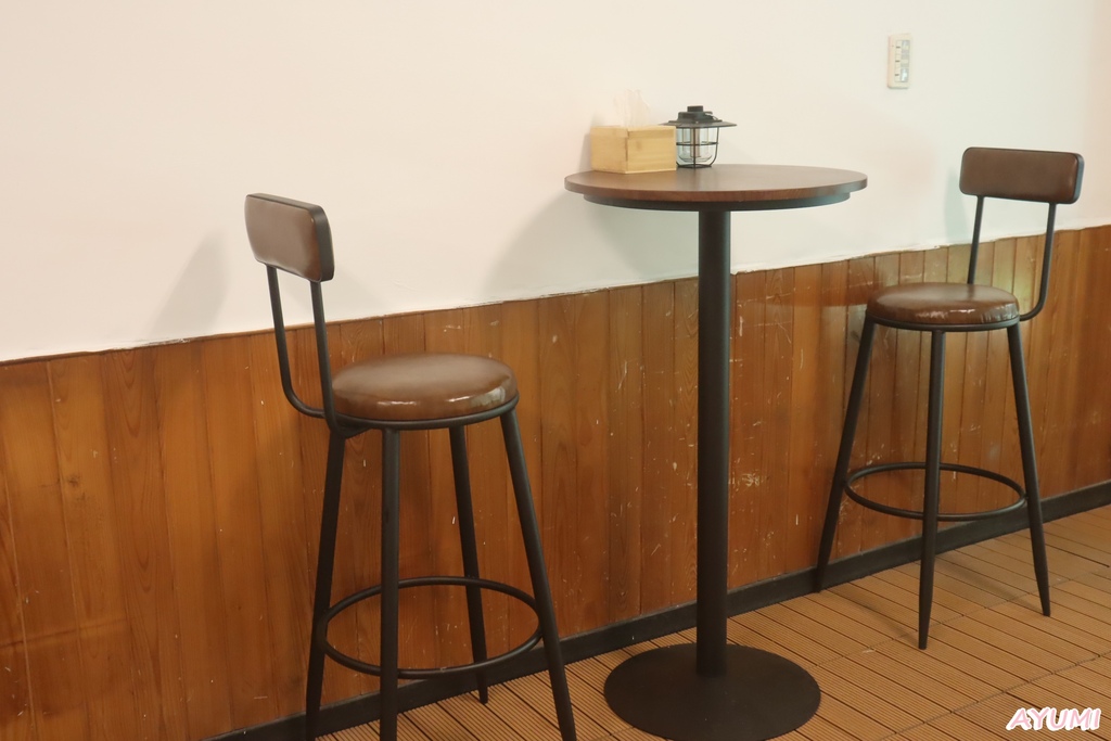 [台南南區咖啡館推薦]有為青年的年輕人開的少買咖啡館/店內設