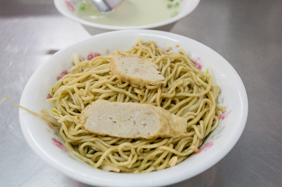 高雄美食宵夜推薦！鹽埕新樂街大胖豬油拌麵，連三屆500碗傳奇。