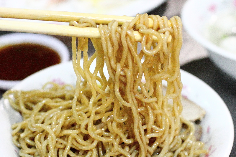 高雄美食宵夜推薦！鹽埕新樂街大胖豬油拌麵，連三屆500碗傳奇。