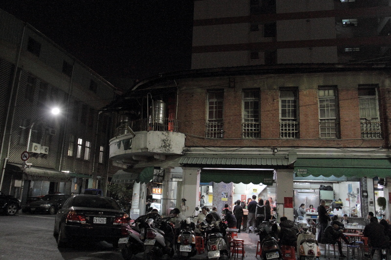 高雄美食宵夜推薦！鹽埕新樂街大胖豬油拌麵，連三屆500碗傳奇。