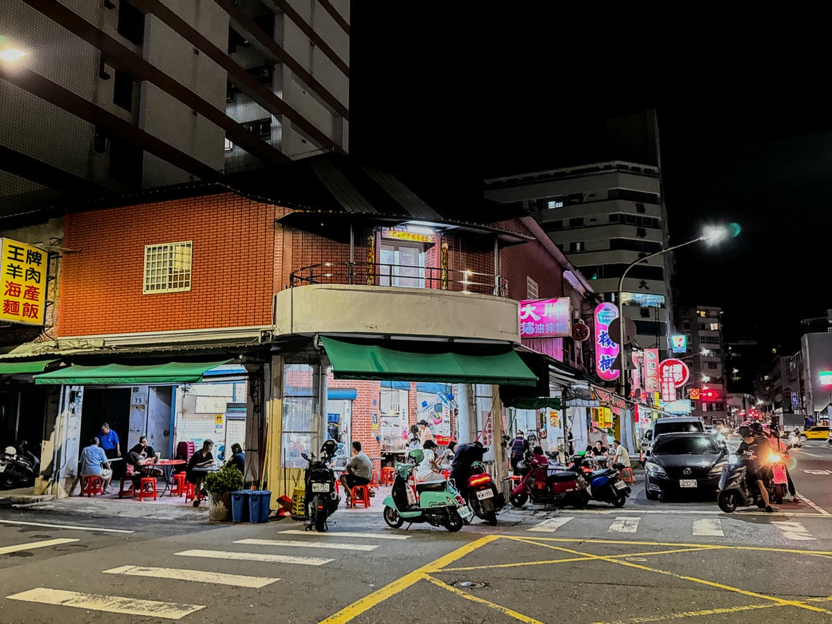 高雄美食宵夜推薦！鹽埕新樂街大胖豬油拌麵，連三屆500碗傳奇。
