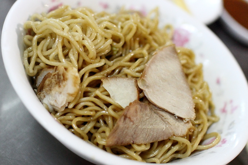 高雄美食宵夜推薦！鹽埕新樂街大胖豬油拌麵，連三屆500碗傳奇。