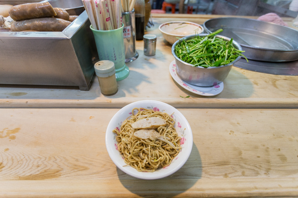 高雄美食宵夜推薦！鹽埕新樂街大胖豬油拌麵，連三屆500碗傳奇。