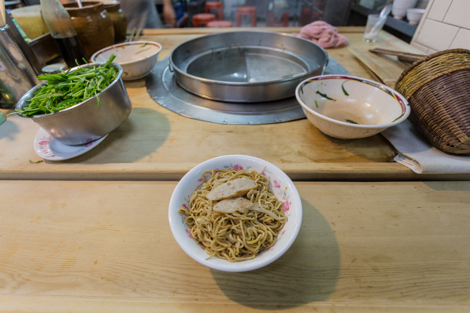 高雄美食宵夜推薦！鹽埕新樂街大胖豬油拌麵，連三屆500碗傳奇。