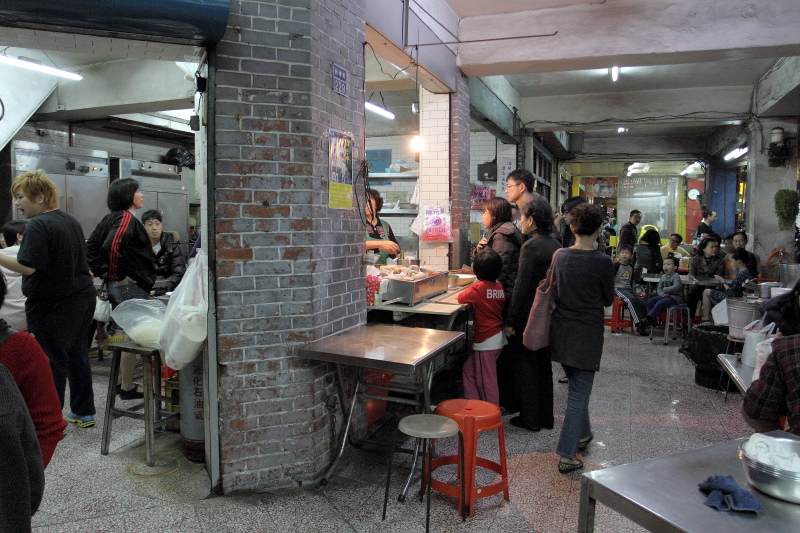 高雄美食宵夜推薦！鹽埕新樂街大胖豬油拌麵，連三屆500碗傳奇。