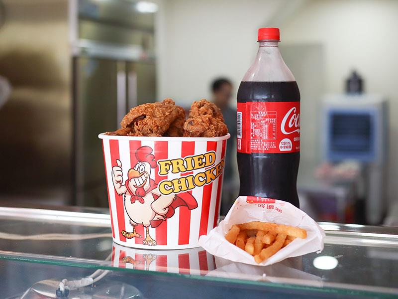 嘉義炸雞首選！雙華盛藥膳脆皮炸雞爆紅，獨門壓力油炸技術打造酥脆多汁口感。