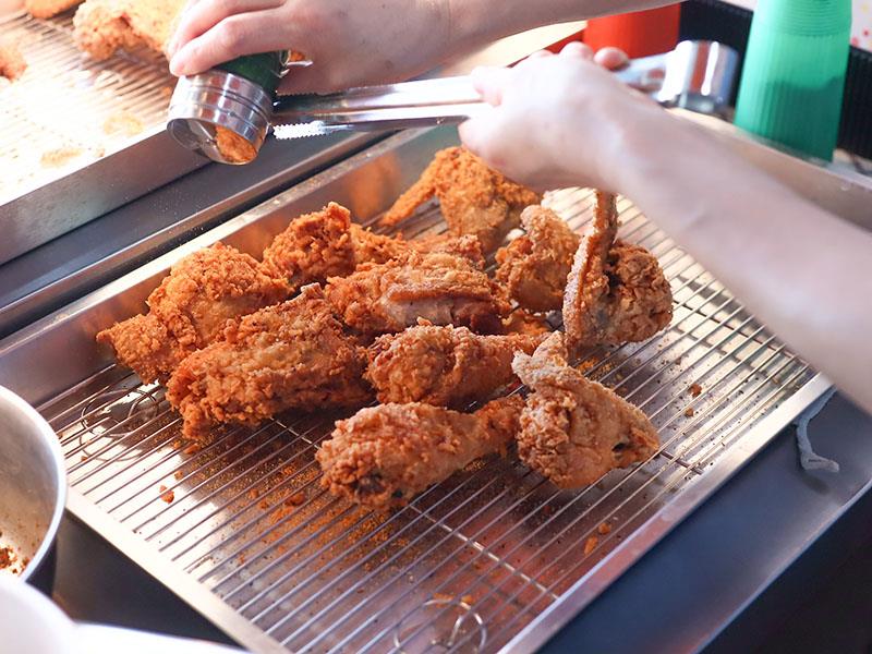 嘉義炸雞首選！雙華盛藥膳脆皮炸雞爆紅，獨門壓力油炸技術打造酥脆多汁口感。