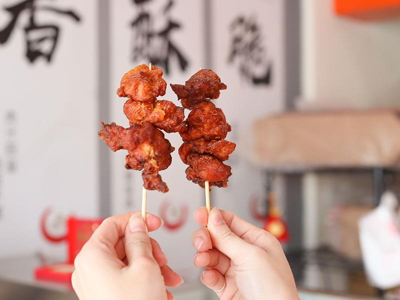 嘉義炸雞首選！雙華盛藥膳脆皮炸雞爆紅，獨門壓力油炸技術打造酥脆多汁口感。