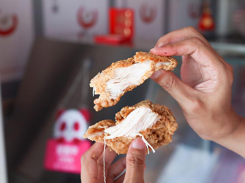 嘉義炸雞首選！雙華盛藥膳脆皮炸雞爆紅，獨門壓力油炸技術打造酥脆多汁口感。