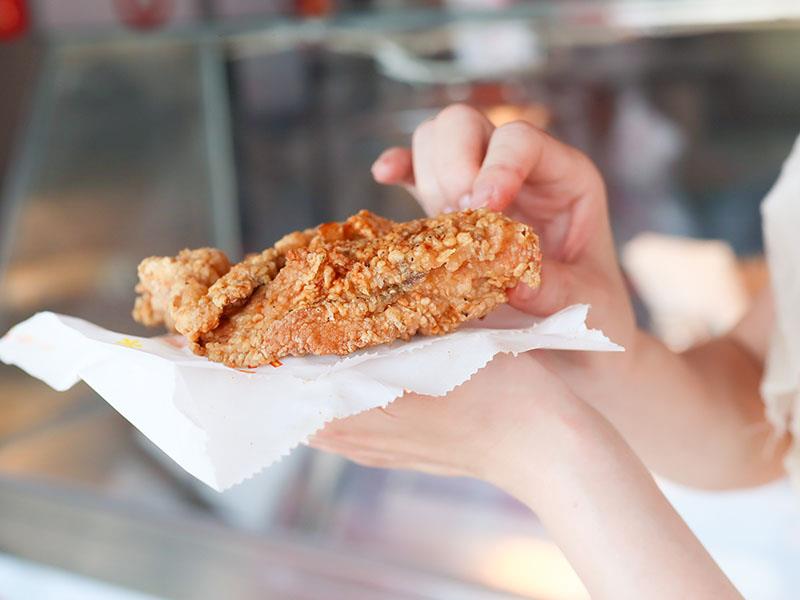 嘉義炸雞首選！雙華盛藥膳脆皮炸雞爆紅，獨門壓力油炸技術打造酥脆多汁口感。