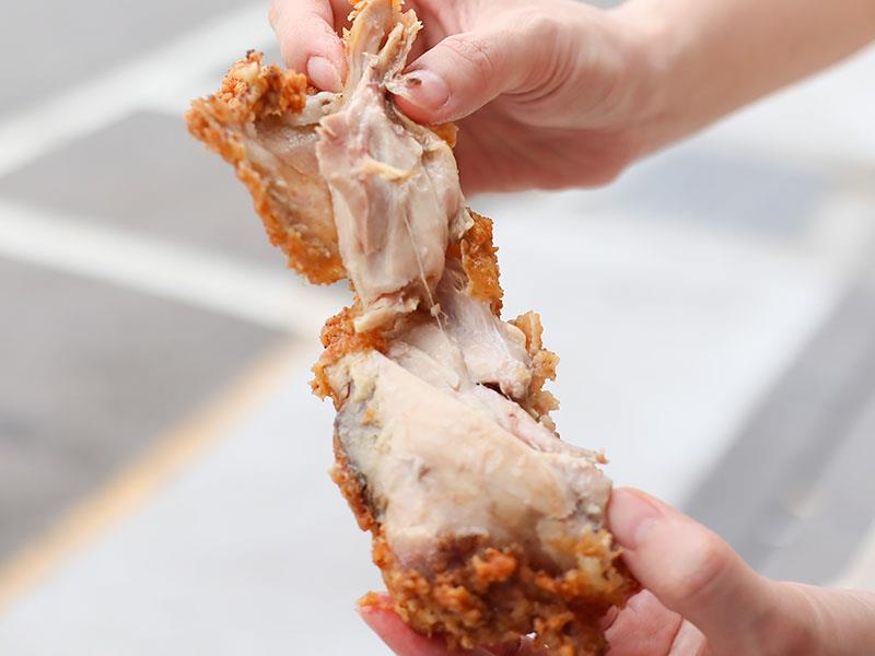 嘉義炸雞首選！雙華盛藥膳脆皮炸雞爆紅，獨門壓力油炸技術打造酥脆多汁口感。