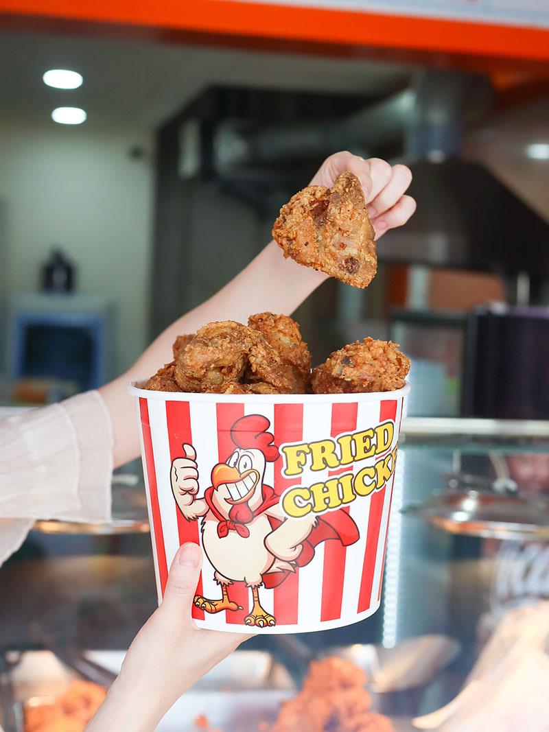 嘉義炸雞首選！雙華盛藥膳脆皮炸雞爆紅，獨門壓力油炸技術打造酥脆多汁口感。