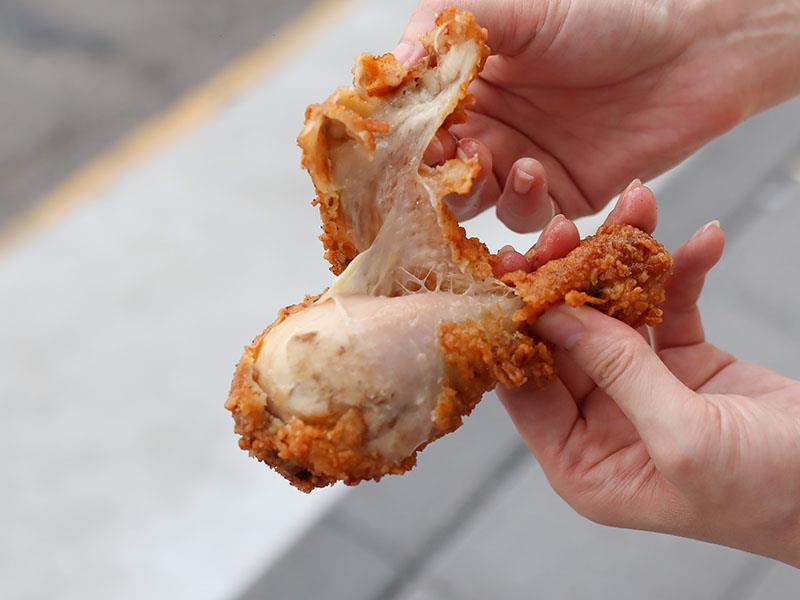 嘉義炸雞首選！雙華盛藥膳脆皮炸雞爆紅，獨門壓力油炸技術打造酥脆多汁口感。