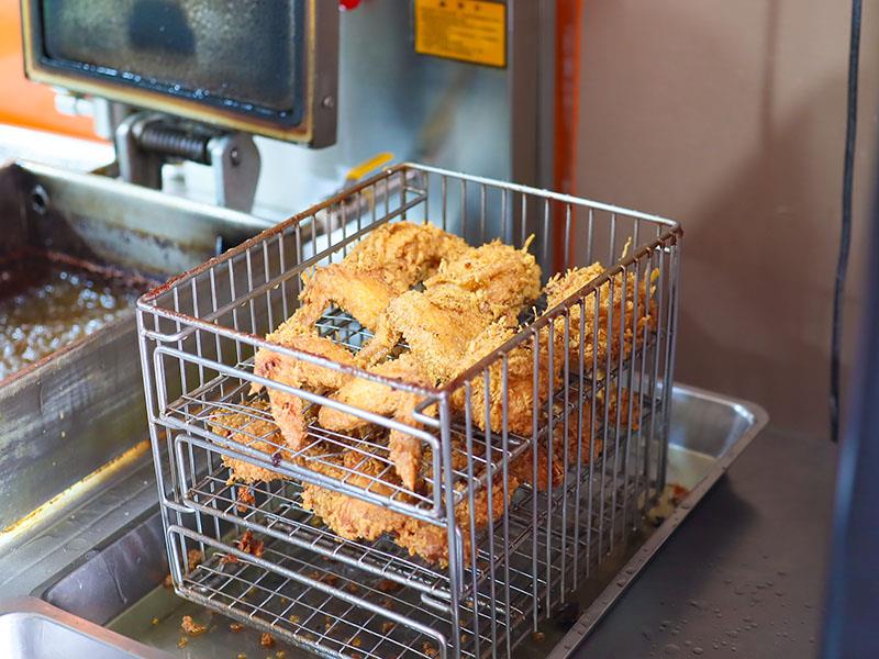 嘉義炸雞首選！雙華盛藥膳脆皮炸雞爆紅，獨門壓力油炸技術打造酥脆多汁口感。