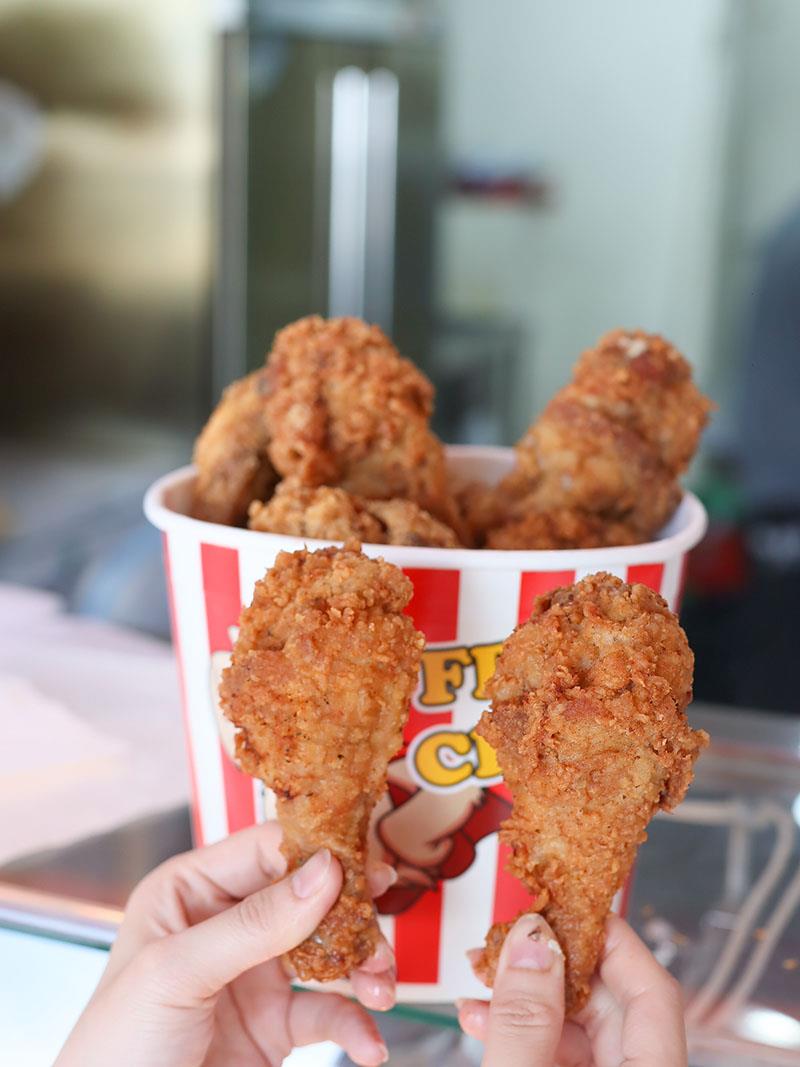 嘉義炸雞首選！雙華盛藥膳脆皮炸雞爆紅，獨門壓力油炸技術打造酥脆多汁口感。