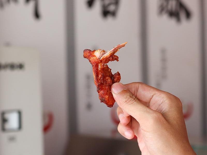 嘉義炸雞首選！雙華盛藥膳脆皮炸雞爆紅，獨門壓力油炸技術打造酥脆多汁口感。