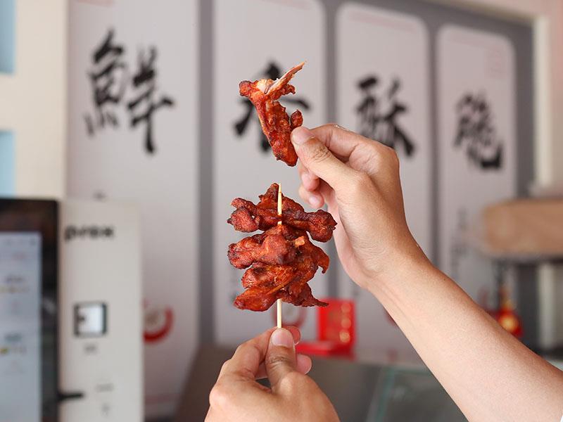 嘉義炸雞首選！雙華盛藥膳脆皮炸雞爆紅，獨門壓力油炸技術打造酥脆多汁口感。