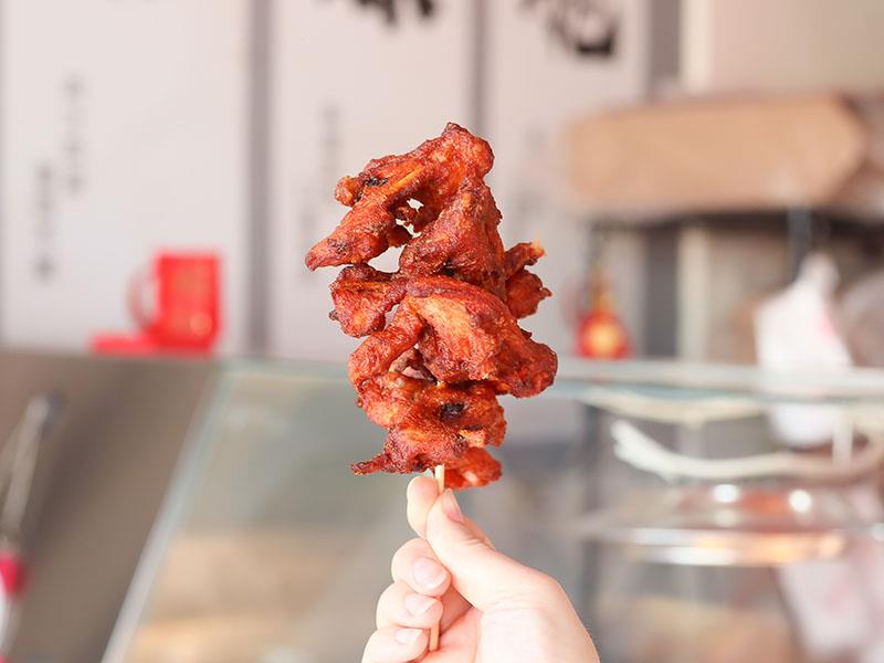 嘉義炸雞首選！雙華盛藥膳脆皮炸雞爆紅，獨門壓力油炸技術打造酥脆多汁口感。