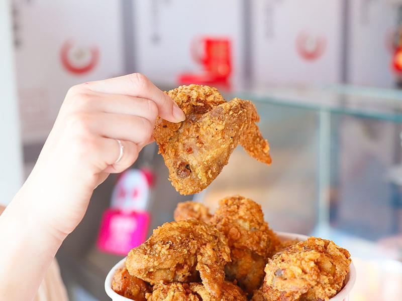 嘉義炸雞首選！雙華盛藥膳脆皮炸雞爆紅，獨門壓力油炸技術打造酥脆多汁口感。