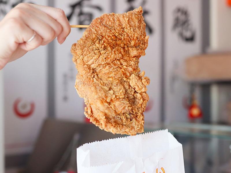嘉義炸雞首選！雙華盛藥膳脆皮炸雞爆紅，獨門壓力油炸技術打造酥脆多汁口感。
