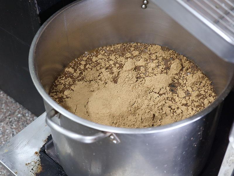 嘉義炸雞首選！雙華盛藥膳脆皮炸雞爆紅，獨門壓力油炸技術打造酥脆多汁口感。