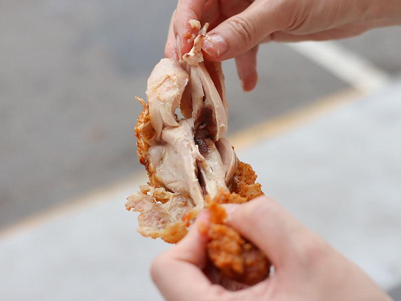 嘉義炸雞首選！雙華盛藥膳脆皮炸雞爆紅，獨門壓力油炸技術打造酥脆多汁口感。