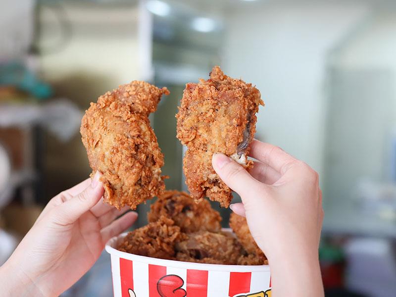 嘉義炸雞首選！雙華盛藥膳脆皮炸雞爆紅，獨門壓力油炸技術打造酥脆多汁口感。