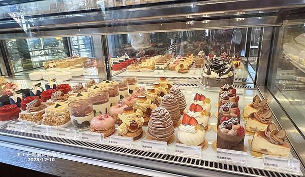 高雄咖啡廳推薦！卡啡那美術館店，甜點鹹食皆藝術，從視覺到味蕾都滿足！