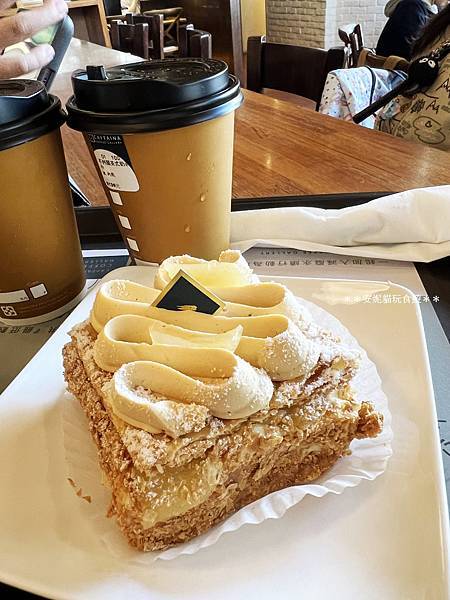 高雄咖啡廳推薦！卡啡那美術館店，甜點鹹食皆藝術，從視覺到味蕾都滿足！