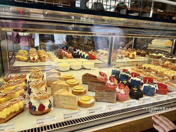 高雄咖啡廳推薦！卡啡那美術館店，甜點鹹食皆藝術，從視覺到味蕾都滿足！