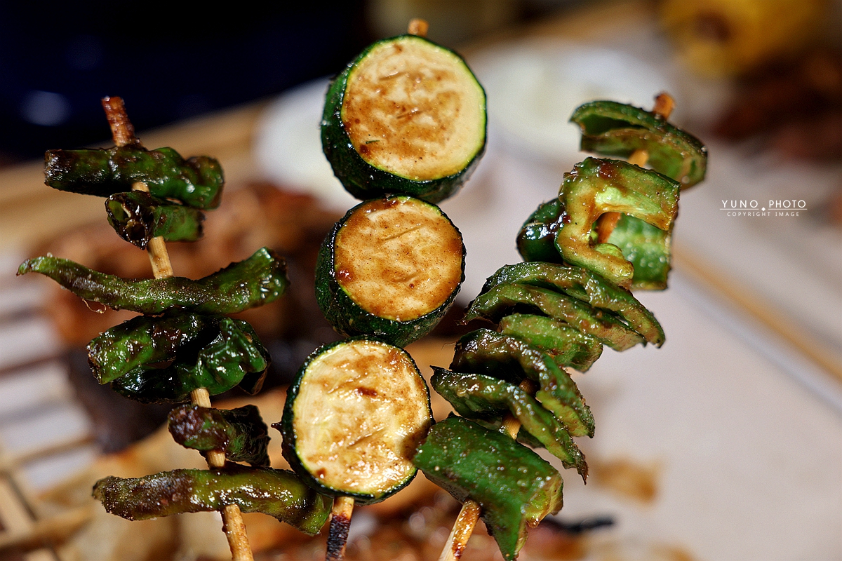 台中宵夜必吃串燒！蜜醬燒烤蜂蜜醬料串燒30元開吃，飲料無限喝到飽。