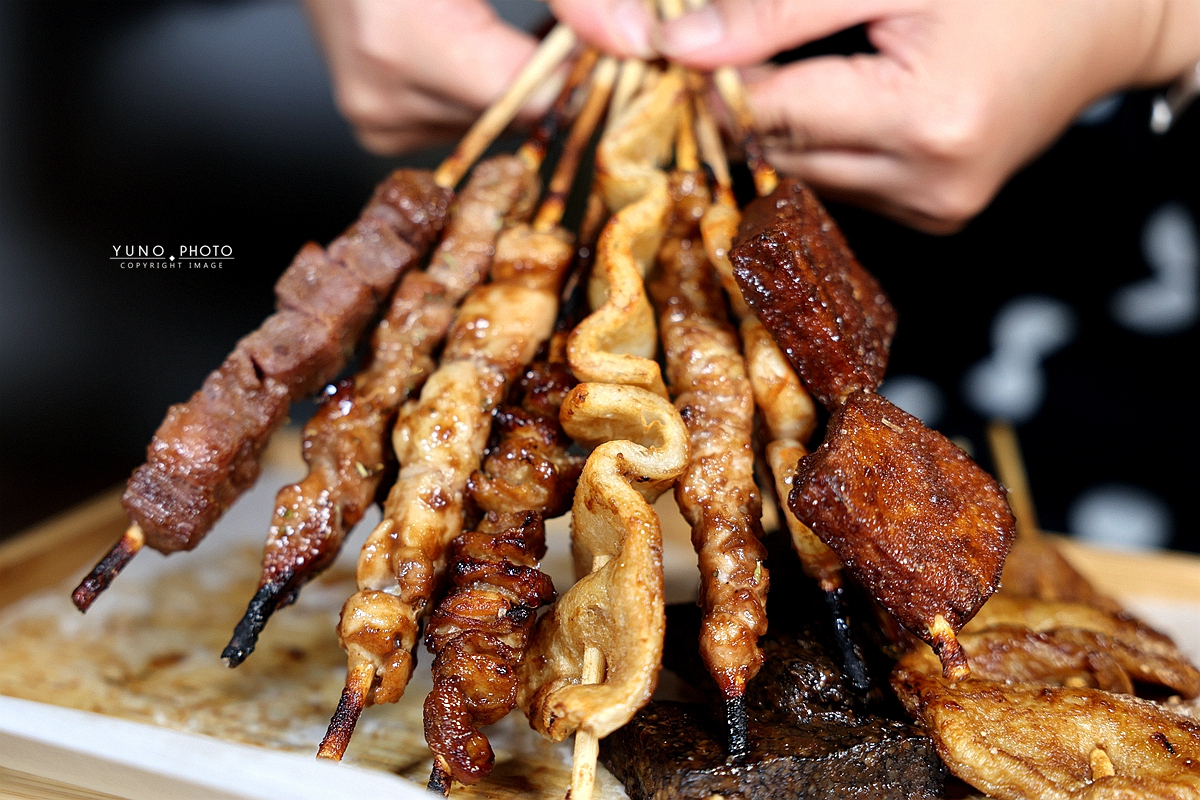 台中宵夜必吃串燒！蜜醬燒烤蜂蜜醬料串燒30元開吃，飲料無限喝到飽。