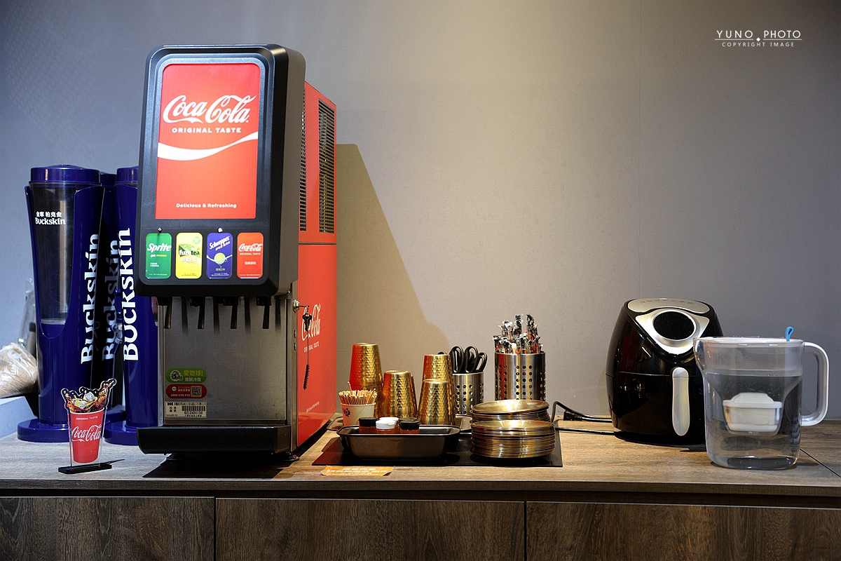 台中宵夜必吃串燒！蜜醬燒烤蜂蜜醬料串燒30元開吃，飲料無限喝到飽。