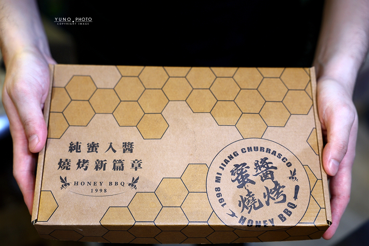 台中宵夜必吃串燒！蜜醬燒烤蜂蜜醬料串燒30元開吃，飲料無限喝到飽。