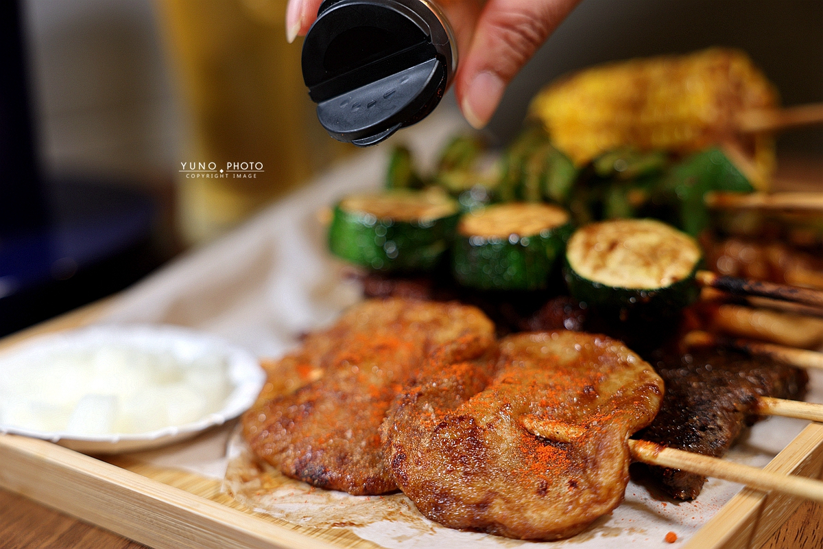 台中宵夜必吃串燒！蜜醬燒烤蜂蜜醬料串燒30元開吃，飲料無限喝到飽。