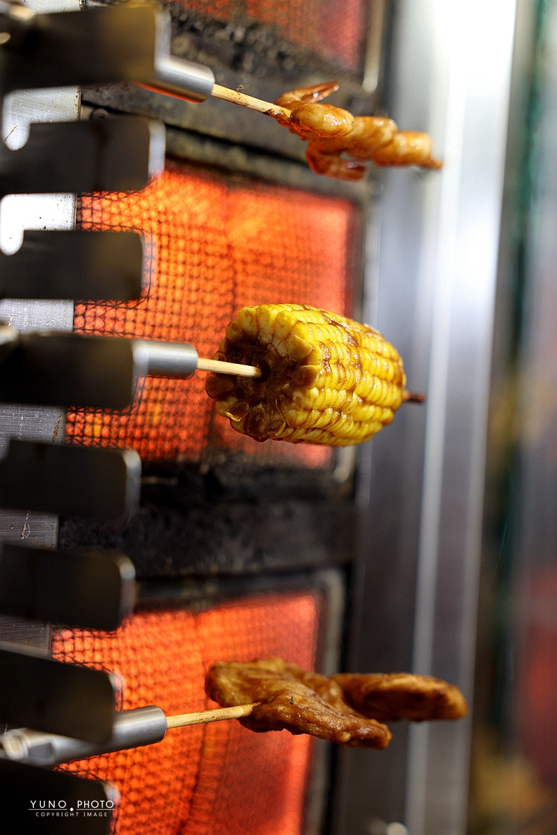 台中宵夜必吃串燒！蜜醬燒烤蜂蜜醬料串燒30元開吃，飲料無限喝到飽。