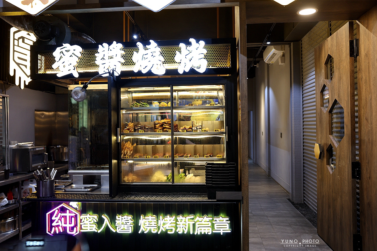 台中宵夜必吃串燒！蜜醬燒烤蜂蜜醬料串燒30元開吃，飲料無限喝到飽。