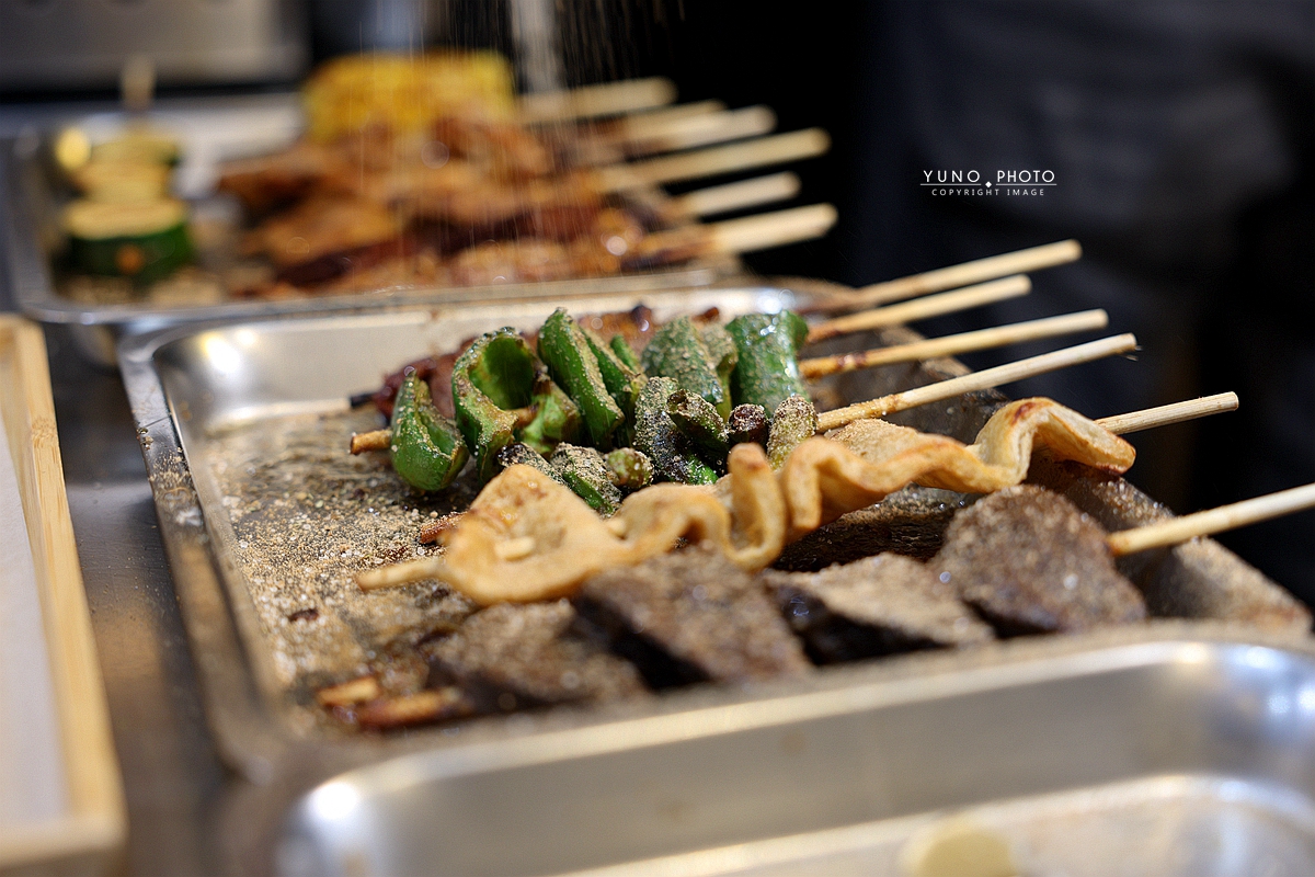 台中宵夜必吃串燒！蜜醬燒烤蜂蜜醬料串燒30元開吃，飲料無限喝到飽。