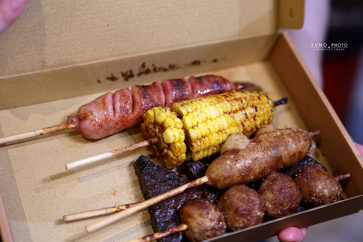 台中宵夜必吃串燒！蜜醬燒烤蜂蜜醬料串燒30元開吃，飲料無限喝到飽。
