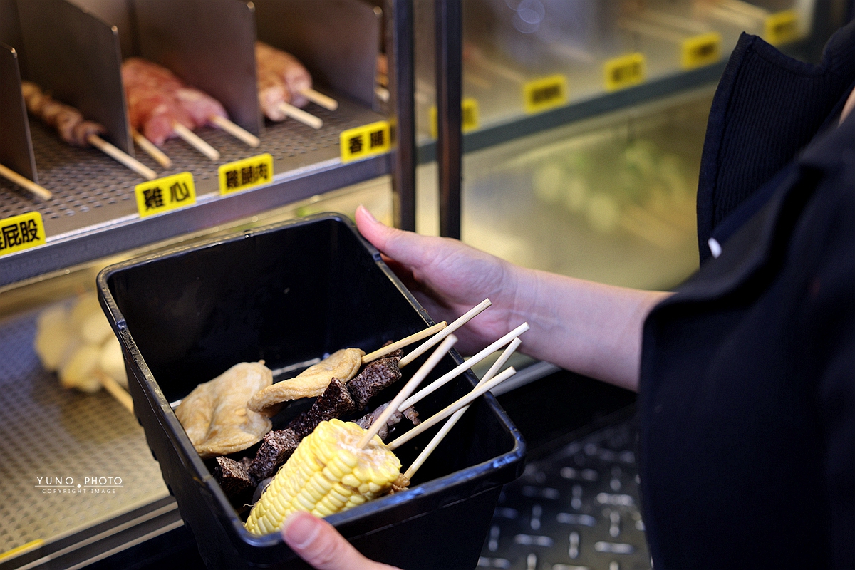 台中宵夜必吃串燒！蜜醬燒烤蜂蜜醬料串燒30元開吃，飲料無限喝到飽。
