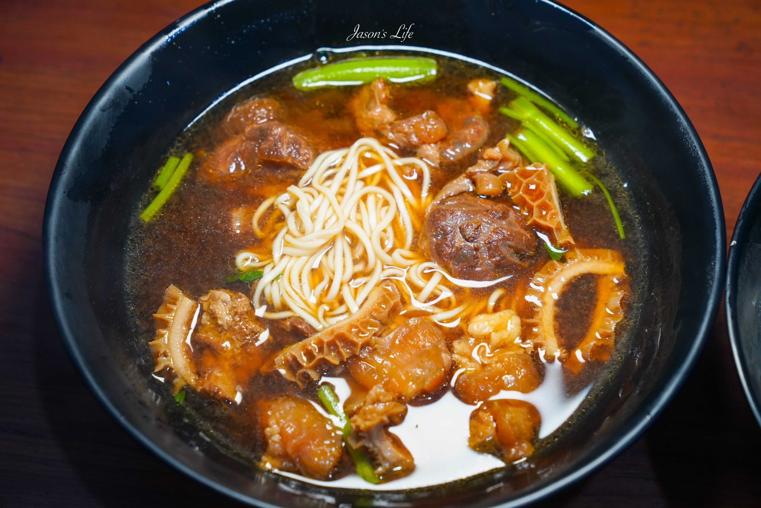 台中烏日美食推薦！一戶牛肉麵在地人激推，湯頭濃郁用料超實在。