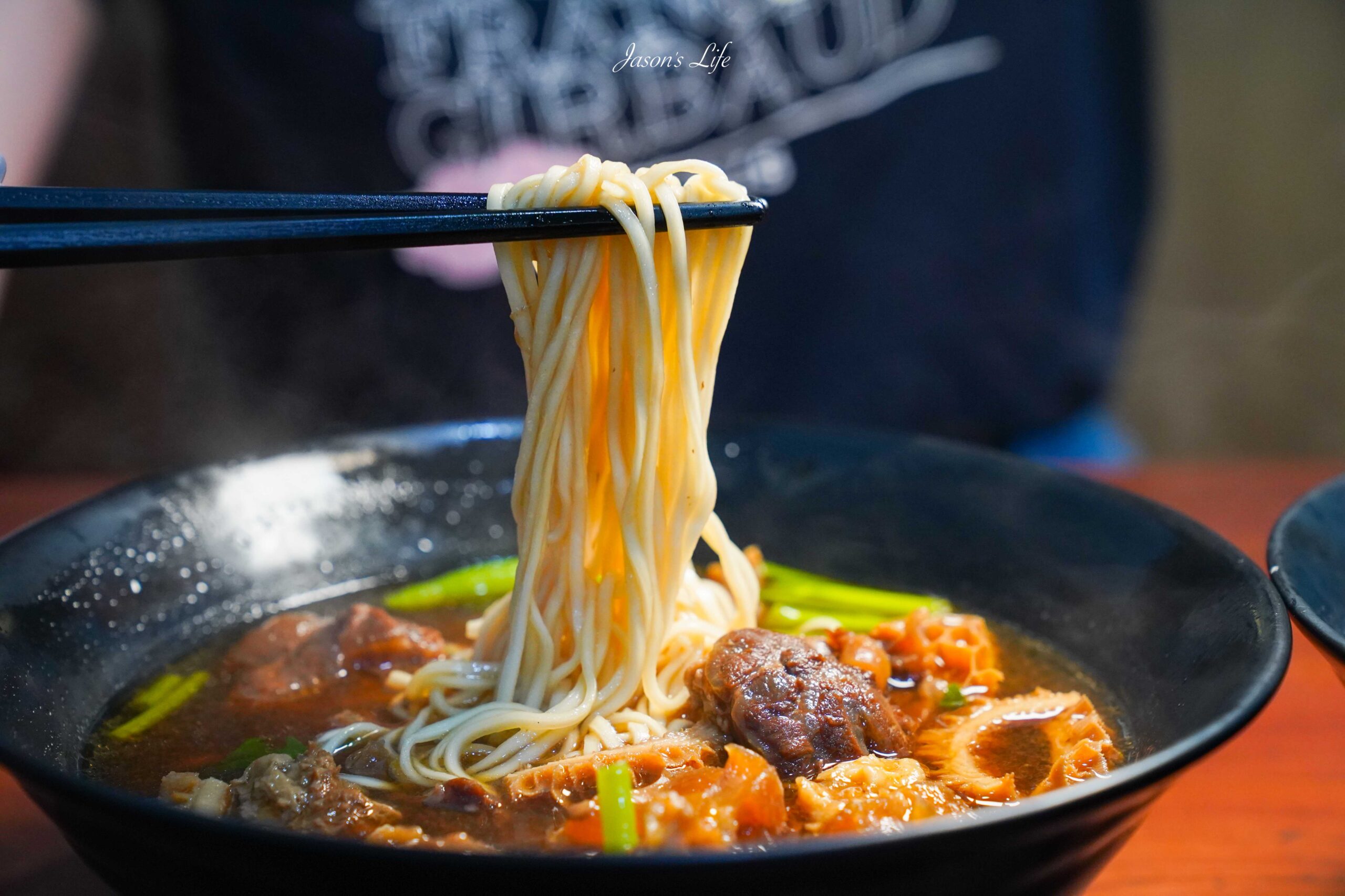 台中烏日美食推薦！一戶牛肉麵在地人激推，湯頭濃郁用料超實在。