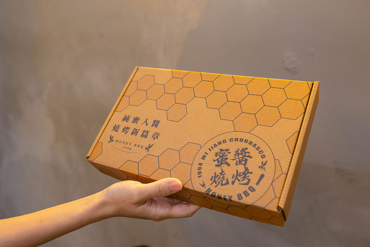 最新台中逢甲美食推薦!蜜醬燒烤|號稱全台最便宜3公升啤酒柱,獨家百花蜜燒烤醬汁一吃上癮,巨大電視牆台中聚餐美食,台中宵夜美食推薦,2025逢甲居酒屋推薦 最新台中逢甲美食推薦!蜜醬燒烤|號稱全台最便宜3公升啤酒柱,獨家百花蜜燒烤醬汁一吃上癮,巨大電視牆台中聚餐美食,台中宵夜美食推薦,2025逢甲居酒屋推薦