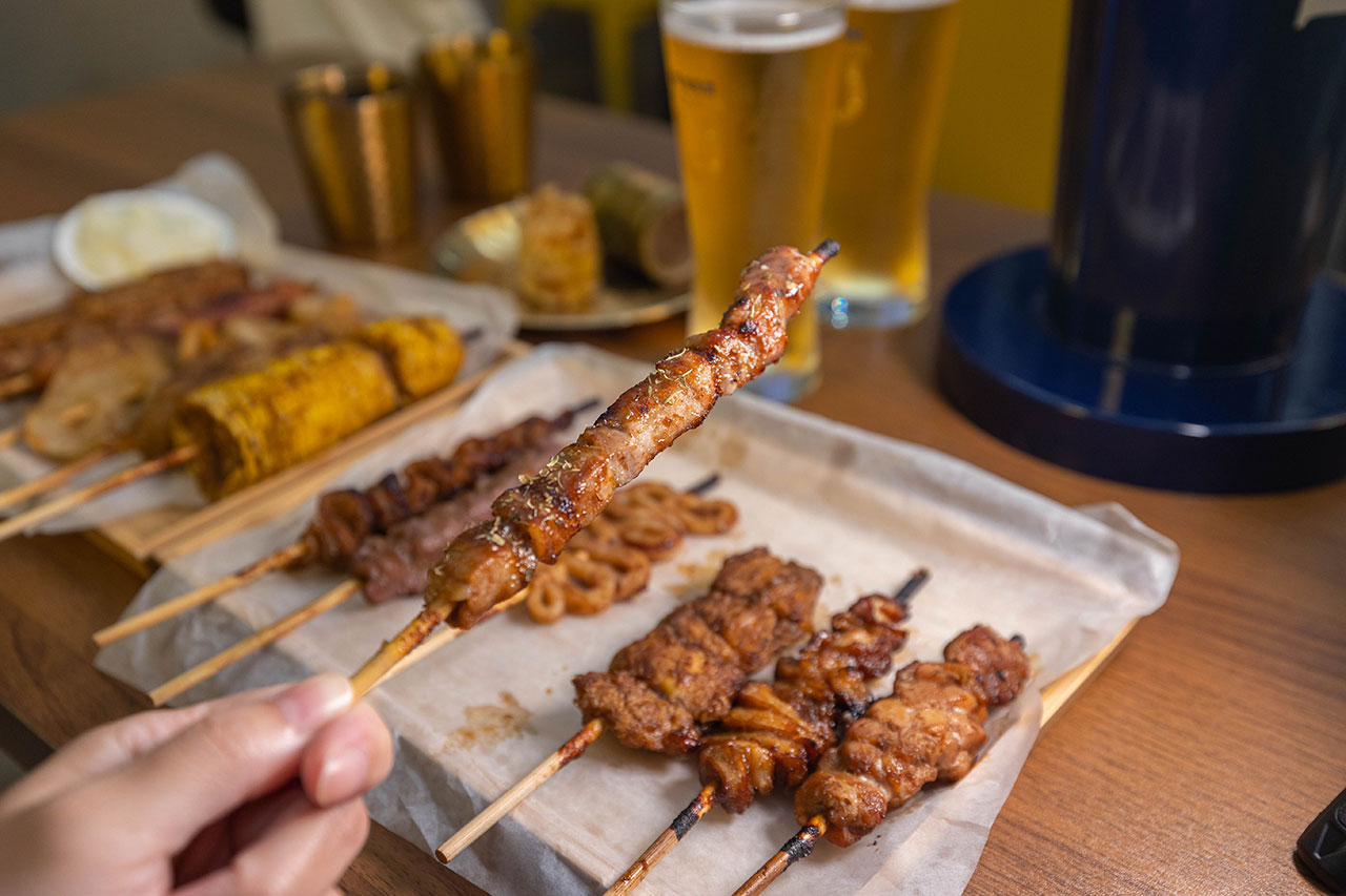 最新台中逢甲美食推薦!蜜醬燒烤|號稱全台最便宜3公升啤酒柱,獨家百花蜜燒烤醬汁一吃上癮,巨大電視牆台中聚餐美食,台中宵夜美食推薦,2025逢甲居酒屋推薦 最新台中逢甲美食推薦!蜜醬燒烤|號稱全台最便宜3公升啤酒柱,獨家百花蜜燒烤醬汁一吃上癮,巨大電視牆台中聚餐美食,台中宵夜美食推薦,2025逢甲居酒屋推薦