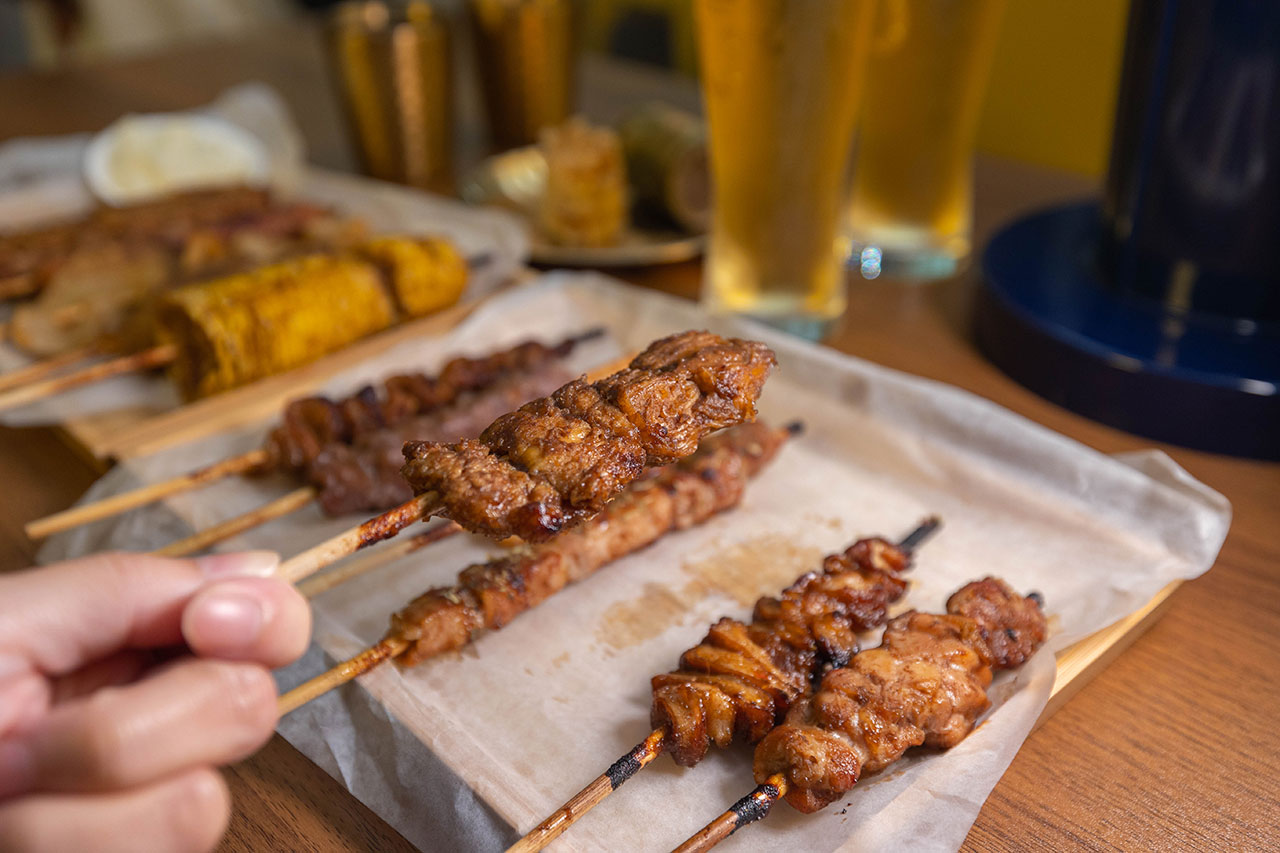 最新台中逢甲美食推薦!蜜醬燒烤|號稱全台最便宜3公升啤酒柱,獨家百花蜜燒烤醬汁一吃上癮,巨大電視牆台中聚餐美食,台中宵夜美食推薦,2025逢甲居酒屋推薦 最新台中逢甲美食推薦!蜜醬燒烤|號稱全台最便宜3公升啤酒柱,獨家百花蜜燒烤醬汁一吃上癮,巨大電視牆台中聚餐美食,台中宵夜美食推薦,2025逢甲居酒屋推薦