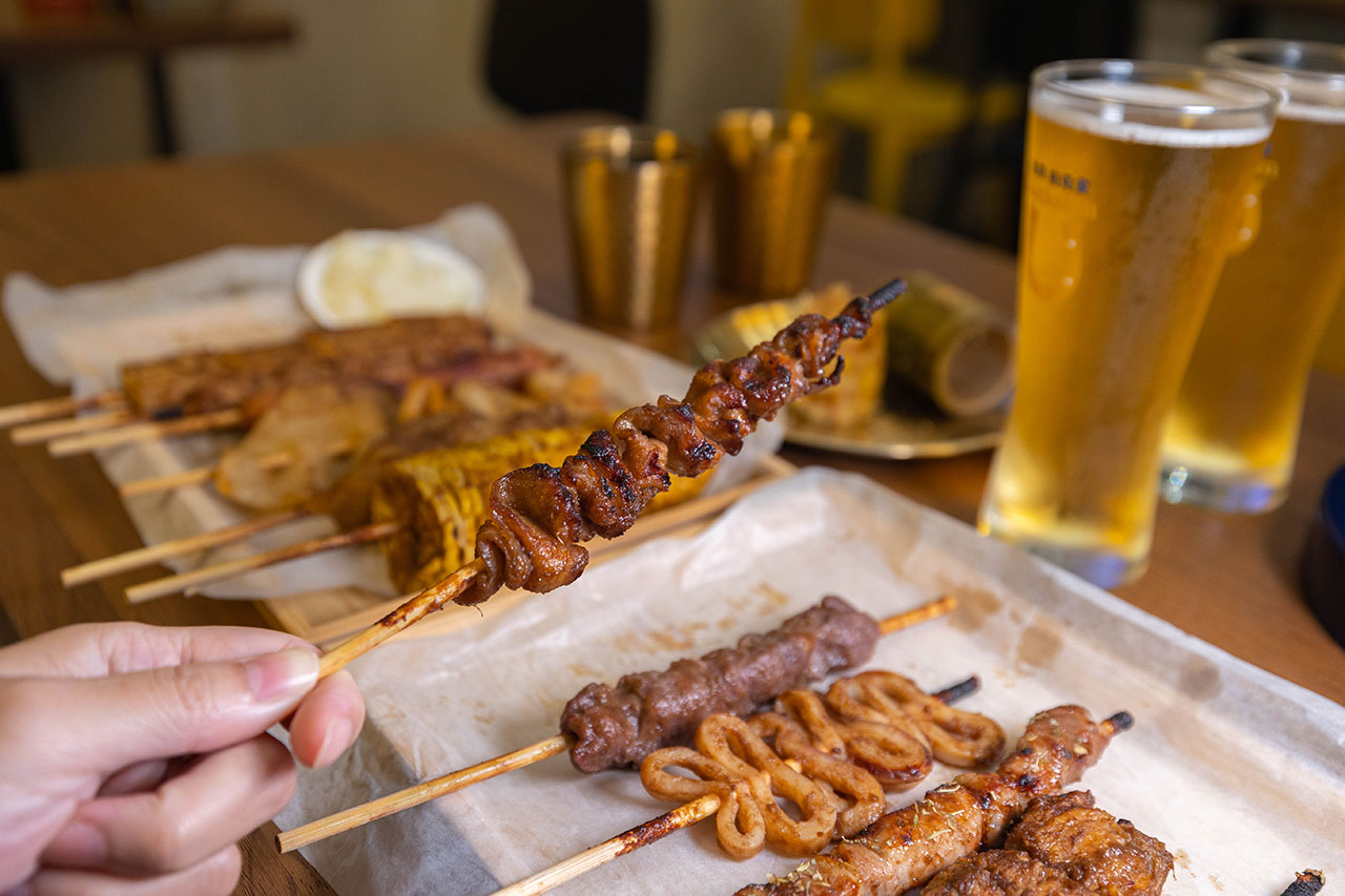 最新台中逢甲美食推薦!蜜醬燒烤|號稱全台最便宜3公升啤酒柱,獨家百花蜜燒烤醬汁一吃上癮,巨大電視牆台中聚餐美食,台中宵夜美食推薦,2025逢甲居酒屋推薦 最新台中逢甲美食推薦!蜜醬燒烤|號稱全台最便宜3公升啤酒柱,獨家百花蜜燒烤醬汁一吃上癮,巨大電視牆台中聚餐美食,台中宵夜美食推薦,2025逢甲居酒屋推薦