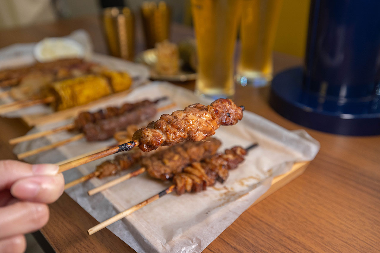 最新台中逢甲美食推薦!蜜醬燒烤|號稱全台最便宜3公升啤酒柱,獨家百花蜜燒烤醬汁一吃上癮,巨大電視牆台中聚餐美食,台中宵夜美食推薦,2025逢甲居酒屋推薦 最新台中逢甲美食推薦!蜜醬燒烤|號稱全台最便宜3公升啤酒柱,獨家百花蜜燒烤醬汁一吃上癮,巨大電視牆台中聚餐美食,台中宵夜美食推薦,2025逢甲居酒屋推薦