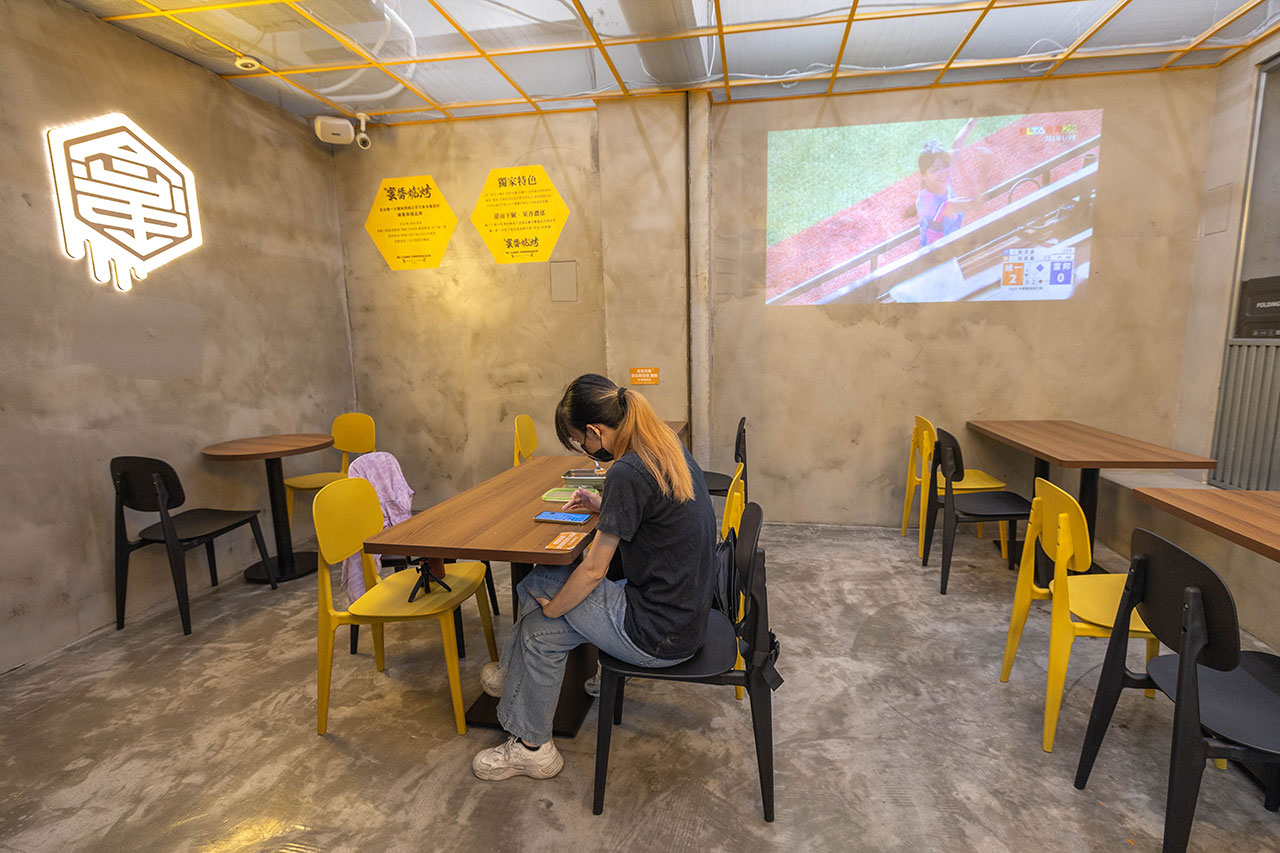 最新台中逢甲美食推薦!蜜醬燒烤|號稱全台最便宜3公升啤酒柱,獨家百花蜜燒烤醬汁一吃上癮,巨大電視牆台中聚餐美食,台中宵夜美食推薦,2025逢甲居酒屋推薦 最新台中逢甲美食推薦!蜜醬燒烤|號稱全台最便宜3公升啤酒柱,獨家百花蜜燒烤醬汁一吃上癮,巨大電視牆台中聚餐美食,台中宵夜美食推薦,2025逢甲居酒屋推薦