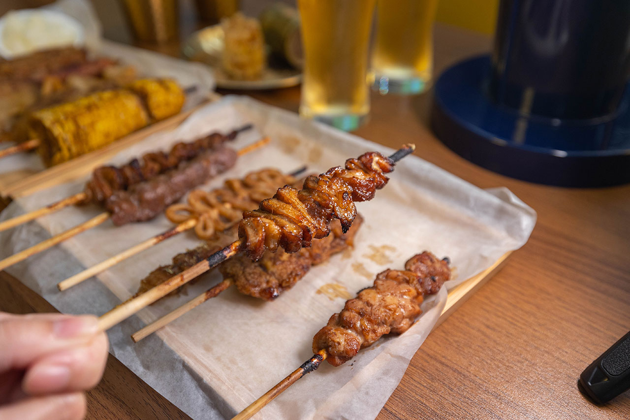 最新台中逢甲美食推薦!蜜醬燒烤|號稱全台最便宜3公升啤酒柱,獨家百花蜜燒烤醬汁一吃上癮,巨大電視牆台中聚餐美食,台中宵夜美食推薦,2025逢甲居酒屋推薦 最新台中逢甲美食推薦!蜜醬燒烤|號稱全台最便宜3公升啤酒柱,獨家百花蜜燒烤醬汁一吃上癮,巨大電視牆台中聚餐美食,台中宵夜美食推薦,2025逢甲居酒屋推薦