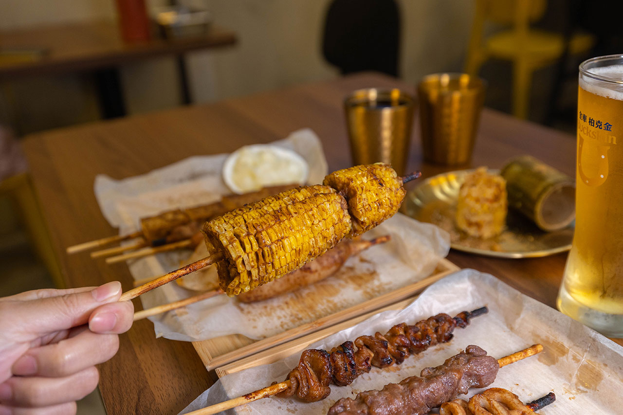 最新台中逢甲美食推薦!蜜醬燒烤|號稱全台最便宜3公升啤酒柱,獨家百花蜜燒烤醬汁一吃上癮,巨大電視牆台中聚餐美食,台中宵夜美食推薦,2025逢甲居酒屋推薦 最新台中逢甲美食推薦!蜜醬燒烤|號稱全台最便宜3公升啤酒柱,獨家百花蜜燒烤醬汁一吃上癮,巨大電視牆台中聚餐美食,台中宵夜美食推薦,2025逢甲居酒屋推薦